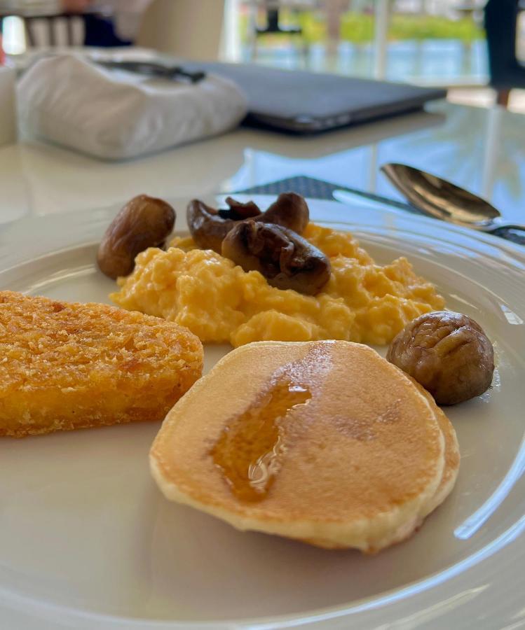 Royal M Al Aqah Beach Resort By Gewan Exterior foto A plate of scrambled eggs with mushrooms and a pancake
